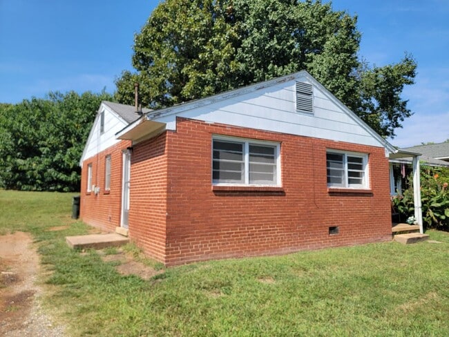 Building Photo - 2 Bedroom Duplex