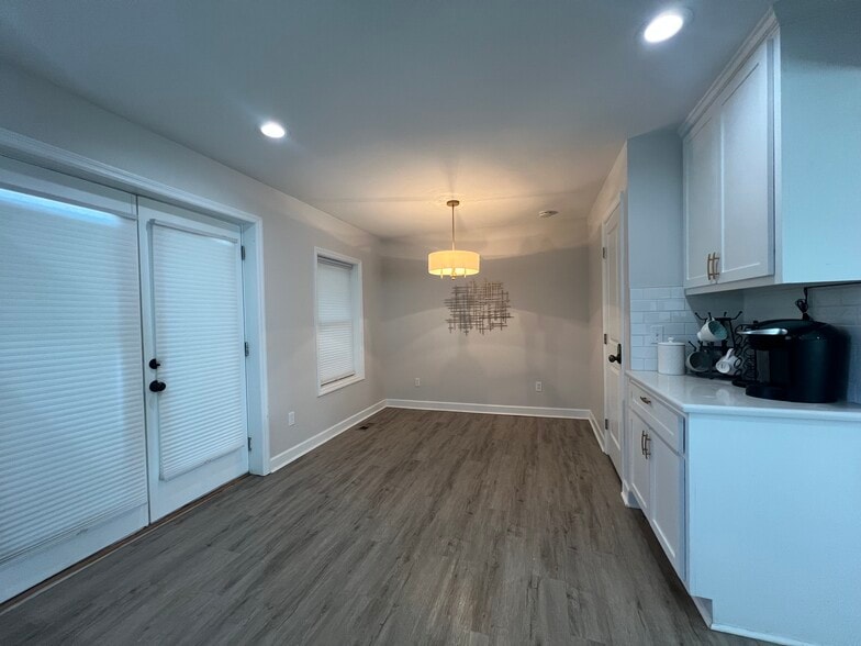 Building Photo - 2117 Gladstone Ave