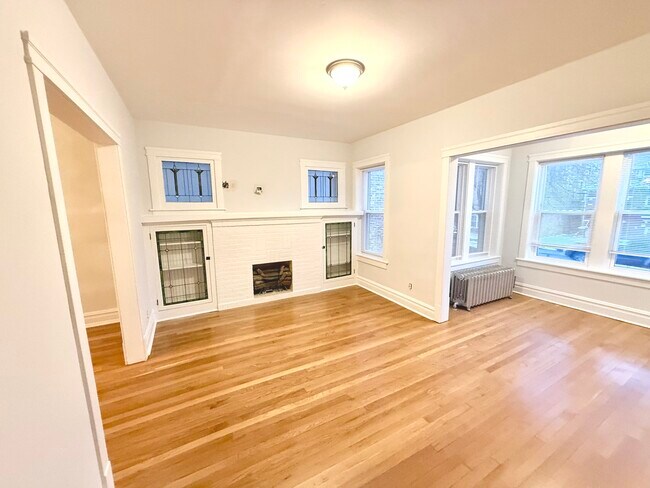 Building Photo - 4819 W Addison St