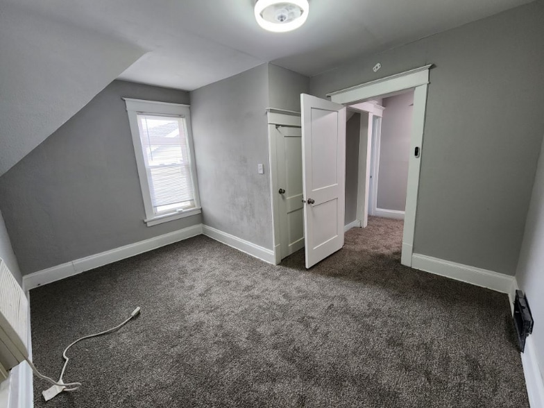 Building Photo - 432 48th St