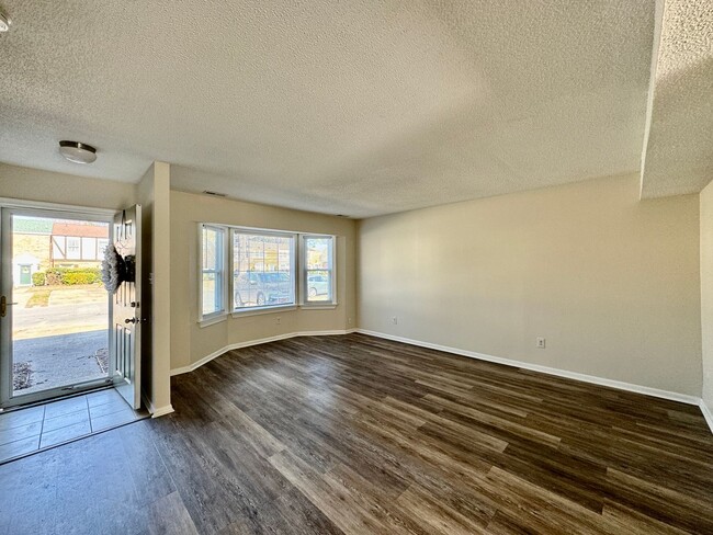 Building Photo - Updated 3-Bedroom Townhome 03-25-26!! Fenced yard, excellent School Zones!!