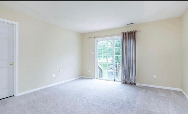 Building Photo - 127 Acorn Dr