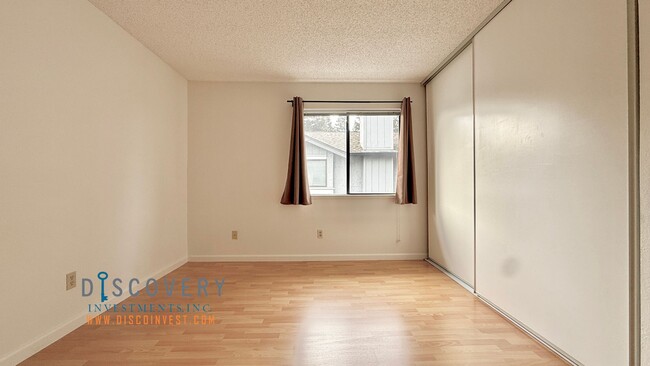 Building Photo - Spacious One Bedroom Condominium at Judro Manor