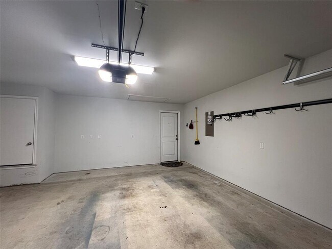 Building Photo - 200 Nathaniel Dr