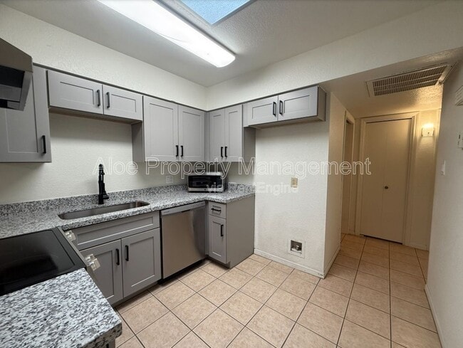 Building Photo - 1015 N Iowa St