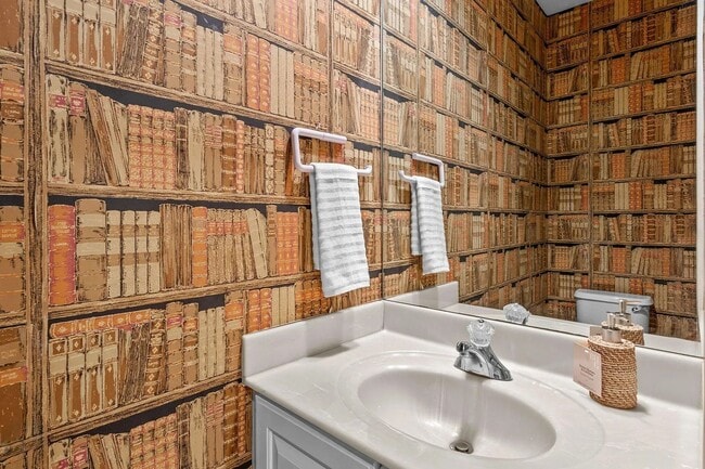 Building Photo - Location meets effortless living in this beautiful END UNIT townhome