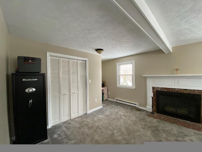 Building Photo - 12 Carolyn St