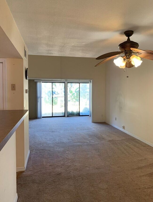Building Photo - Awesome 2 Bed/2 Bath Townhome, Minutes fro...
