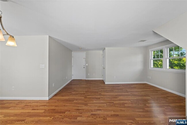 Building Photo - 47 Morris Pl