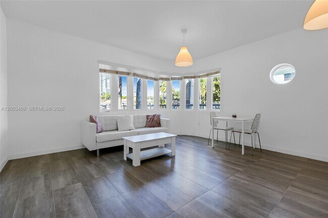 Building Photo - 557 Michigan Ave