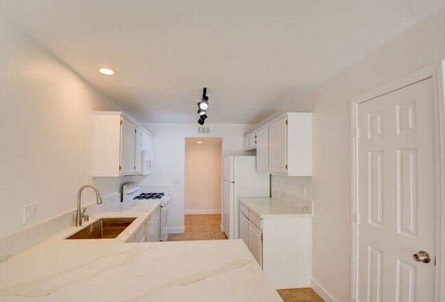 Building Photo - Renovated and Modern. This fantastic 2br in a gated community in Silverado Ranch has all the amen...