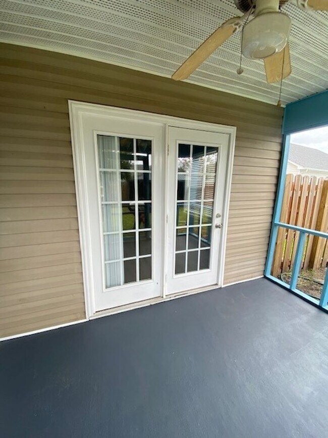 Building Photo - Welcome to this stunning 3-bedroom, 2-bathroom home located in Courntey Pines
