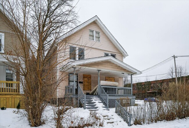 Building Photo - Charming 3BR House in Cleveland