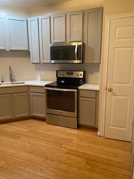 Kitchen - 8309 Cloud St