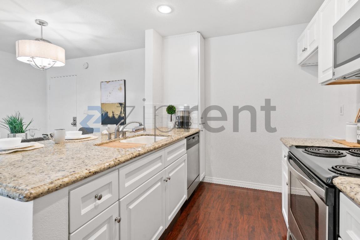 Building Photo - 5257 Radford Ave