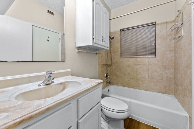 Building Photo - IMMEDIATE MOVE IN: West Campus 2 Bed/2 Bath