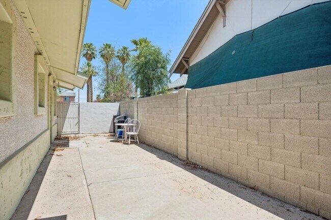 Building Photo - 2133 W Adams St