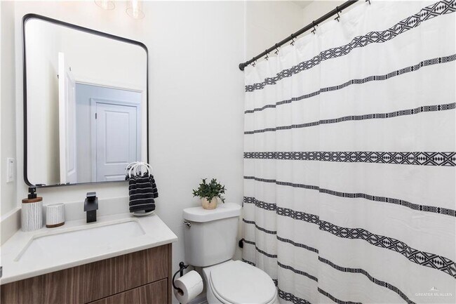 Building Photo - 15 Clarence Dr