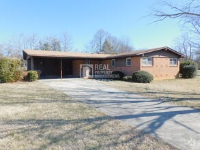 Building Photo - 3 Bedroom/2 Bath Single Story Brick Ranch ...