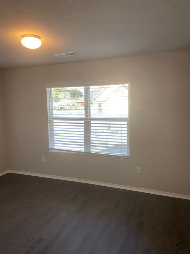 Building Photo - Pre-Leasing | Beautiful 3 Bedroom, 2 Bathroom Home in Fairview Haven with a Private Fenced Backyard