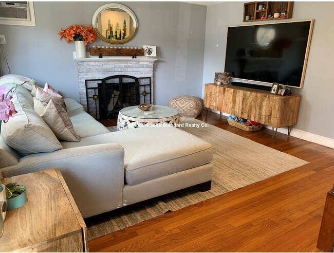 Building Photo - 53 Gale St