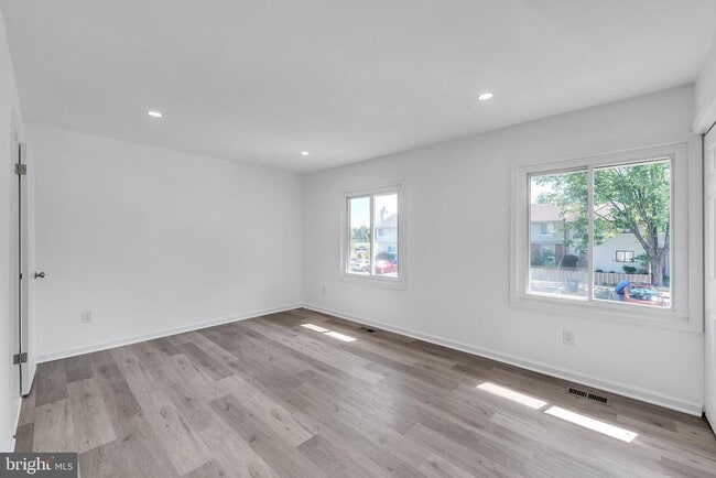 Building Photo - 630 Clearwater Ct
