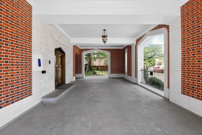 Building Photo - Absolutely stunning penthouse level unit in the historic Poplar building in Charlotte's tree line...