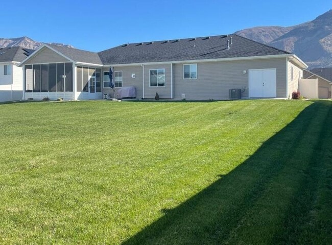 Building Photo - 1335 N 200 E