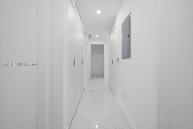 Building Photo - 700 NE 24th St