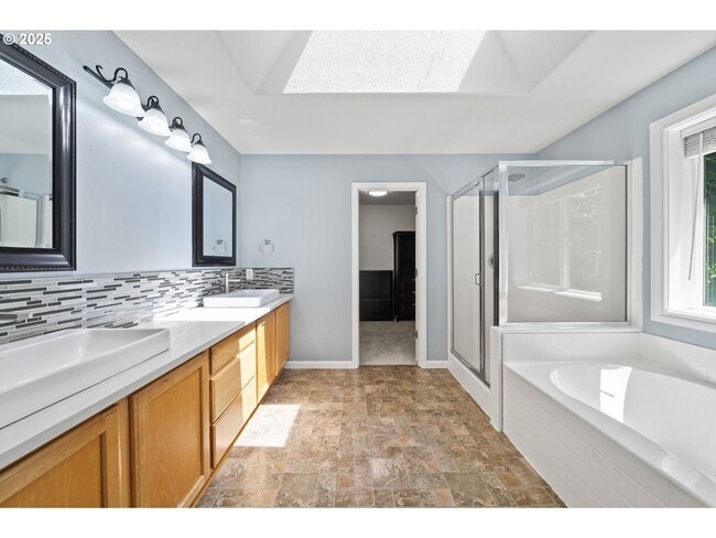 Building Photo - 3 levels, 7 bedrooms , lower level apartme...