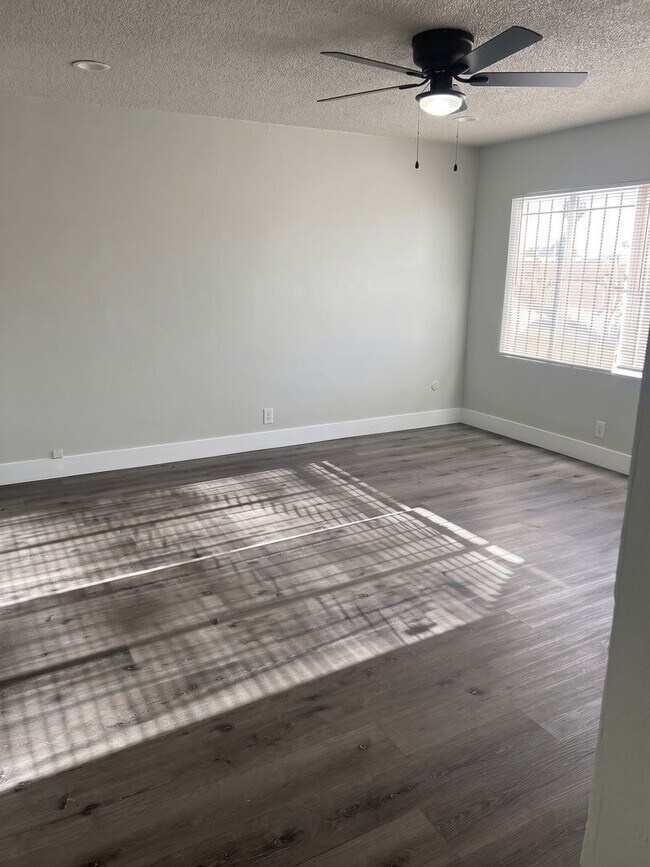 Building Photo - 622 W 80th St