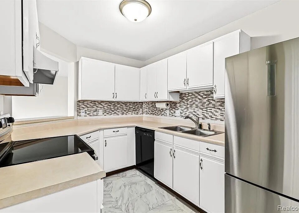 Building Photo - 213 Oakbrooke Dr