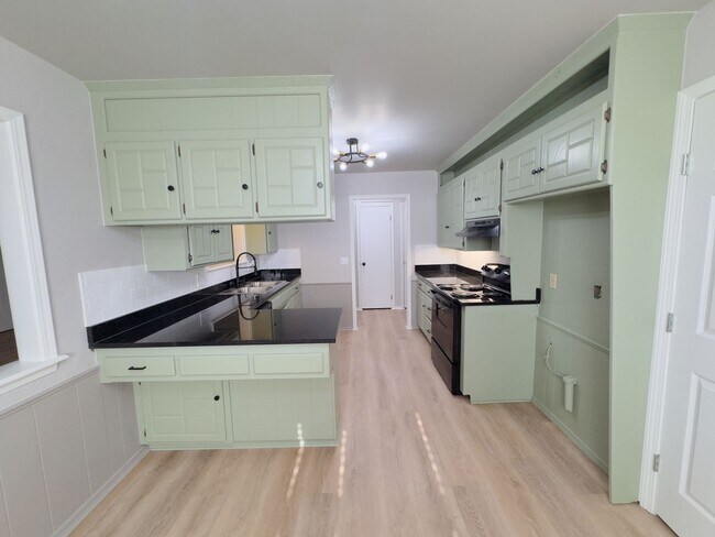 Building Photo - Updated 3-Bedroom, 2-Bathroom Duplex with a Spacious Fenced Backyard!