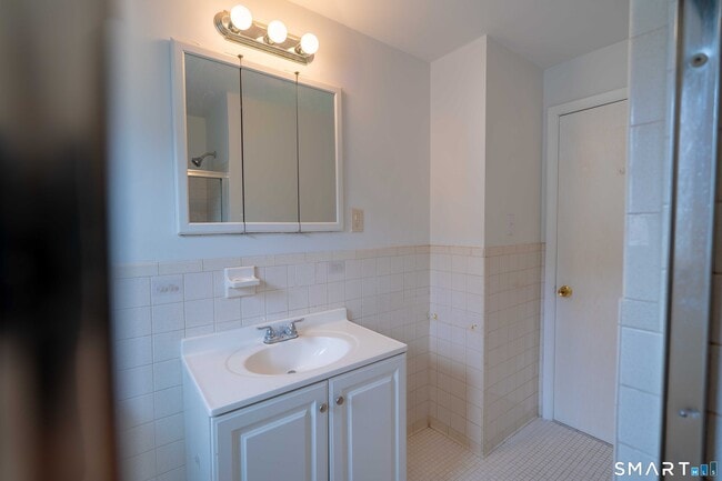 Building Photo - 326 Grovers Ave