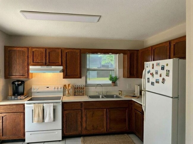 Building Photo - 2 Bedroom 1.5 Bath 2 Story Townhouse