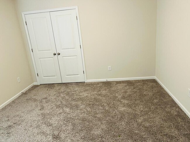 Building Photo - 280 Brook Farm Ln