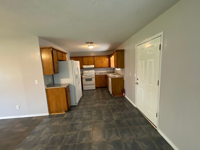 Building Photo - 2 Bed 1 Bath