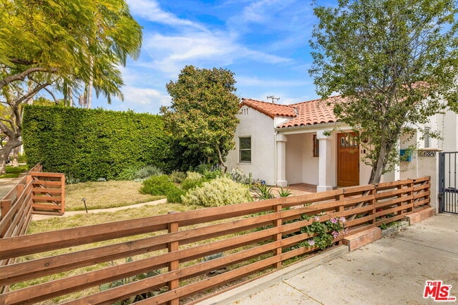 Building Photo - 1134 N Poinsettia Pl