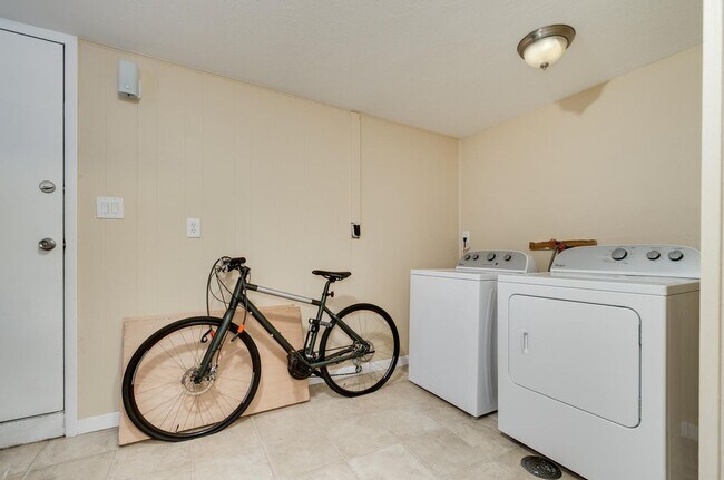 Building Photo - Roomy Sunnyside Duplex with Finished Basement in a Prime Location