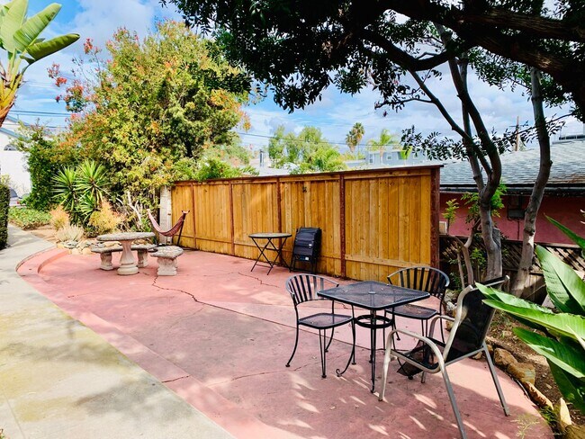 Building Photo - 2BD/1BA UPSTAIRS APARTMENT IN PACIFIC BEAC...