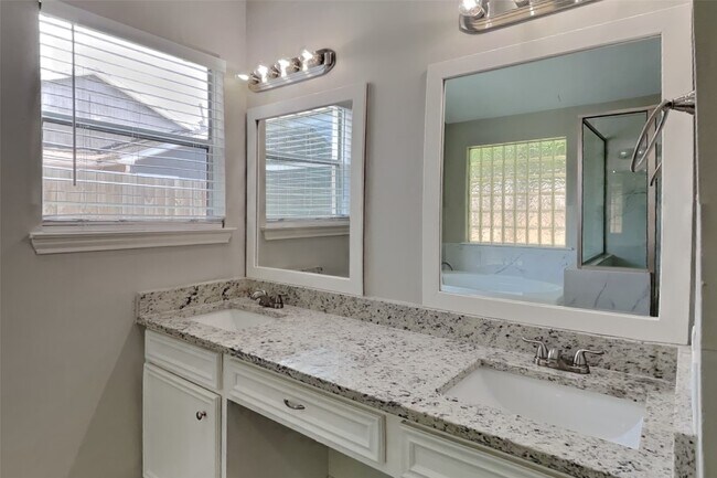 Building Photo - 6823 Heather Hollow Dr