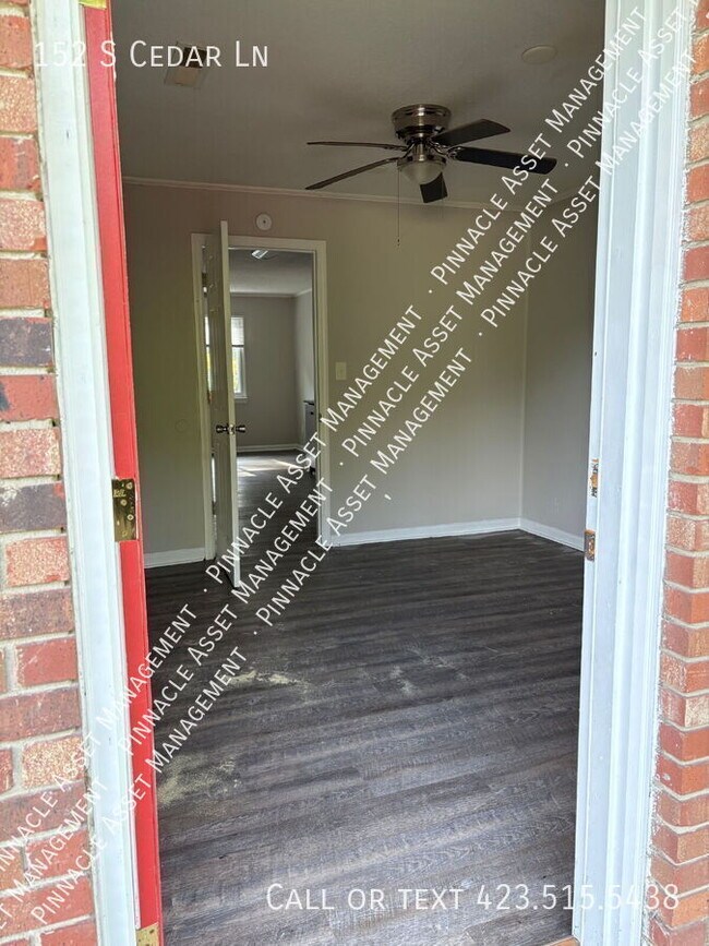 Building Photo - 152 S Cedar Ln