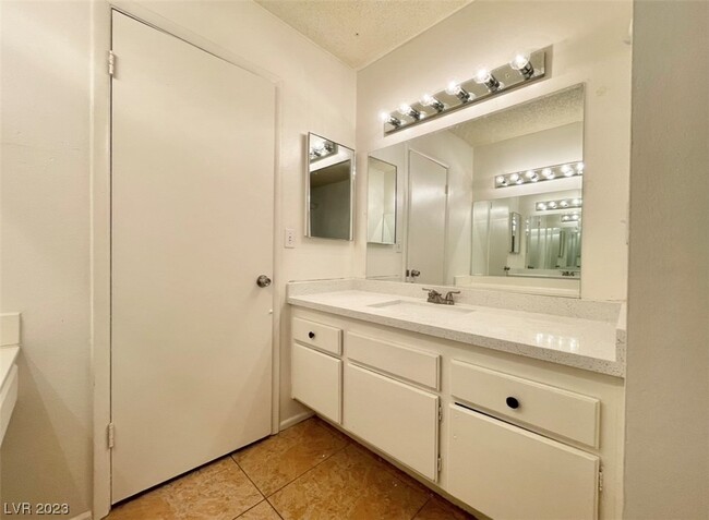 Building Photo - 6225 Vista Verde N