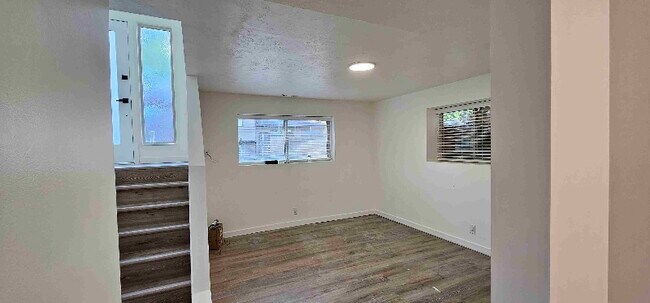 Building Photo - 922-928 E Fairclough Dr