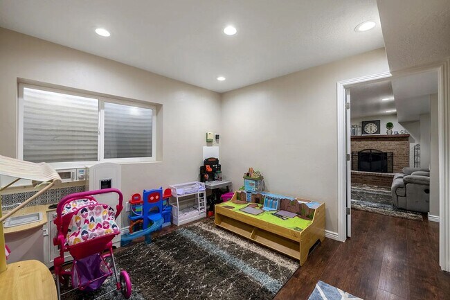 Building Photo - Beautiful 4 Bedroom Home in Sandy!