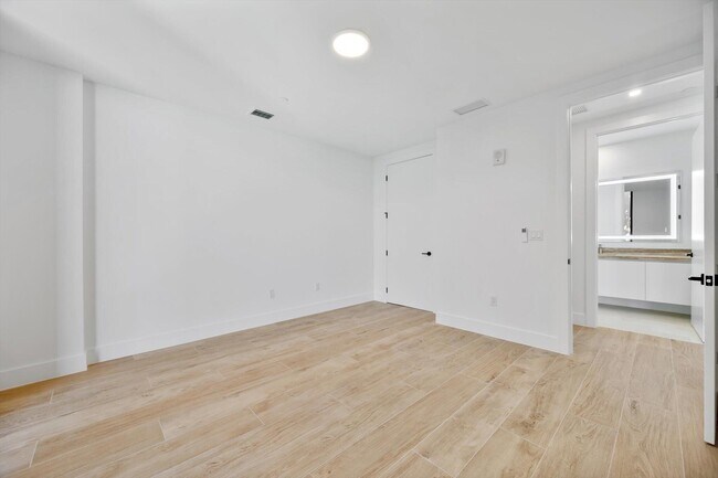 Building Photo - 3034 Oak Ave
