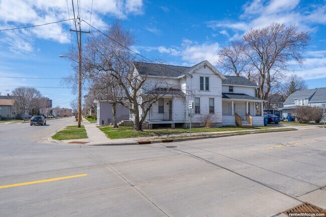 Building Photo - 704 Otter Ave