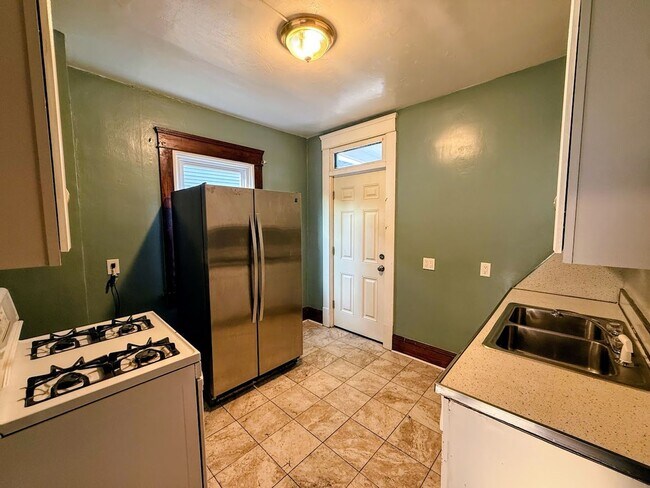 Building Photo - Beautiful 3 bedroom home on corner lot with garage - Canton NW