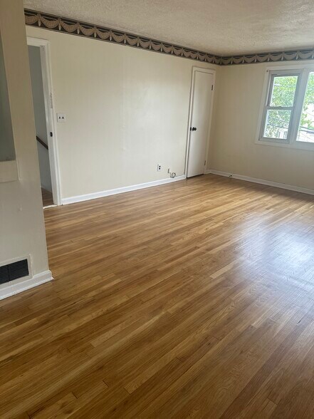 Living room - 144 Telford St