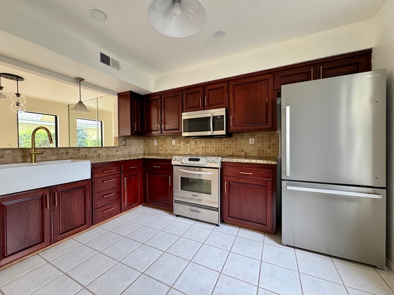 Kitchen - 983 E Foxhill Dr